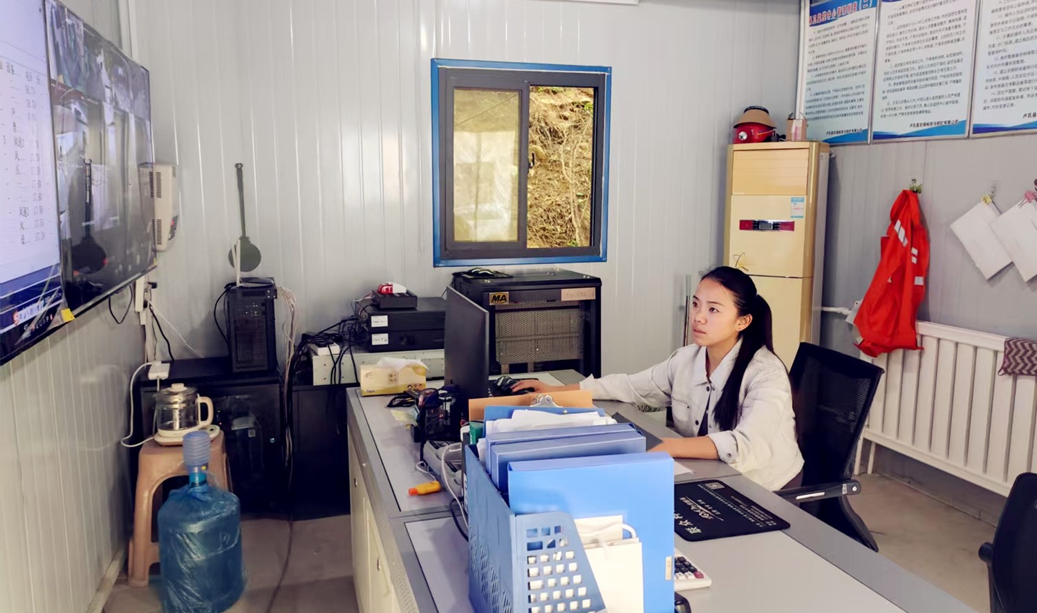 堅(jiān)守安全防線(xiàn)，綻放巾幗風(fēng)采｜記西溝鐵礦安全監(jiān)控員黃春玲